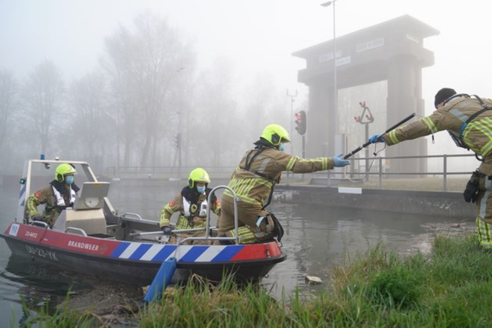 De brandweer in actie omdat reeën te water waren geraakt bij Sluis 16 in Weert.  