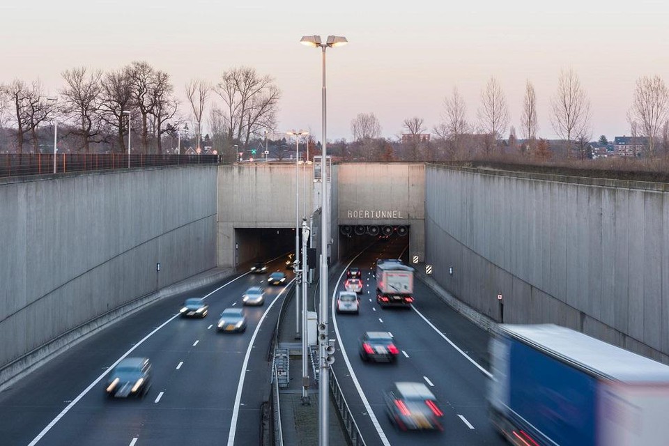 De oorzaak van de trillingen die de tunnel veroorzaakt zit in de losse ‘betondelen’ onder het asfalt  