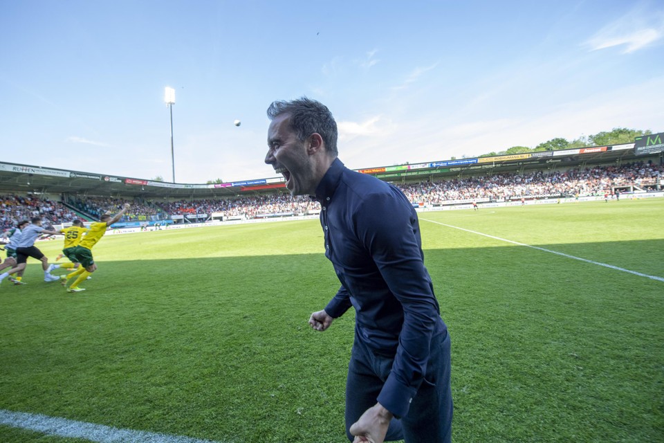 Fortuna-trainer Sjors Ultee kan zijn geluk niet op na de handhaving in de eredivisie. 