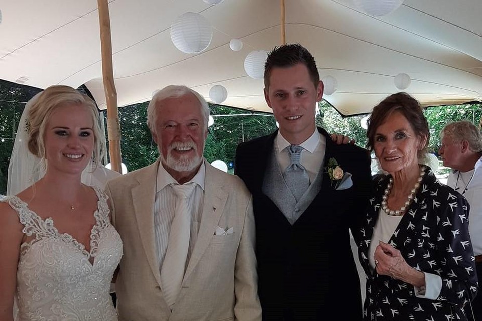 Mat Boelen in 2019 met zijn Lilian bij de bruiloft van kleinzoon Bob met Tessa.