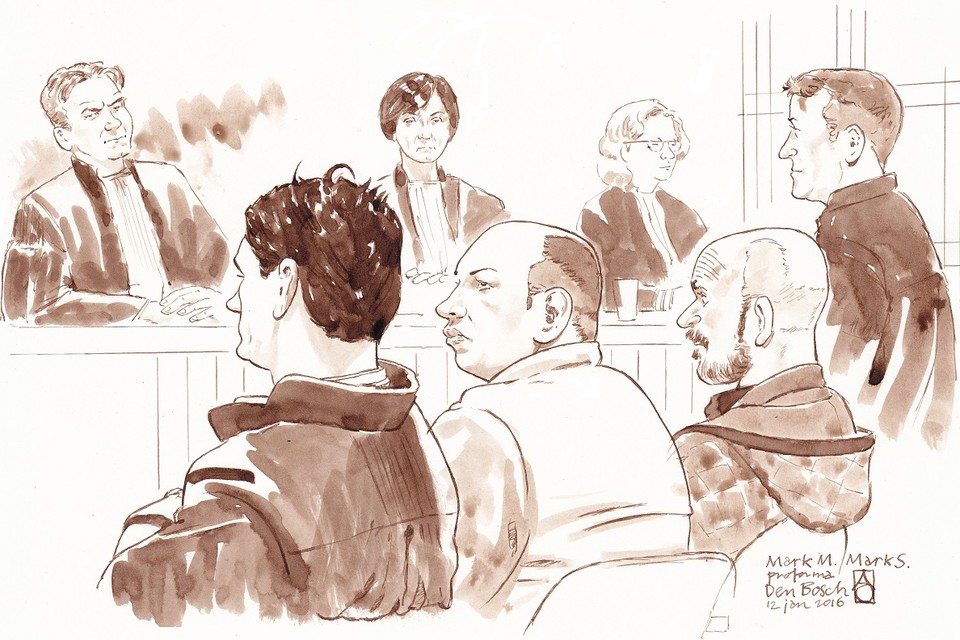 Mark M. (midden) in de rechtbank.