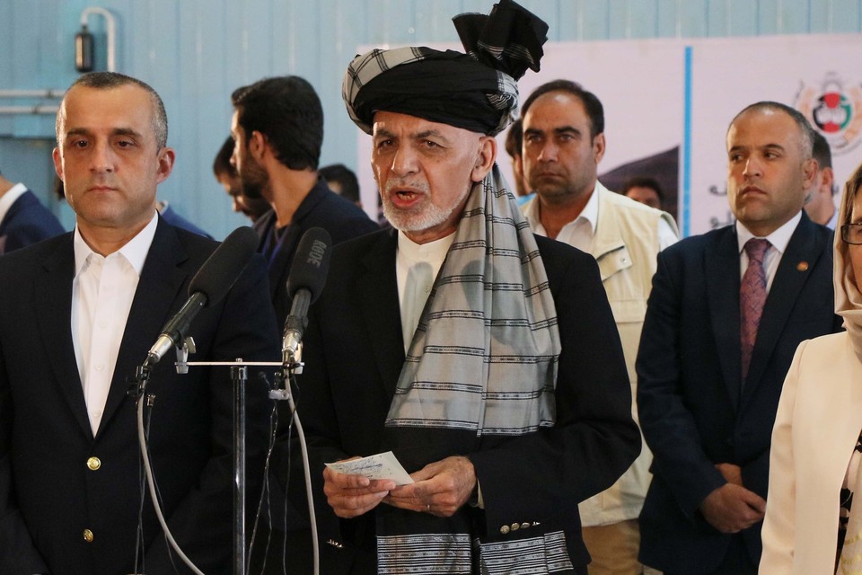 Amrullah Saleh (l). In het midden president Ashraf Ghani die Afghanistan is ontvlucht. 