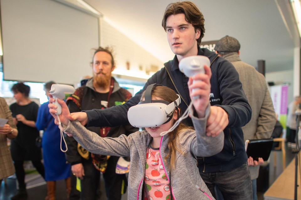 De jeugd kon een virtualrealitybril ervaren tijdens de wijksafari van 2022.