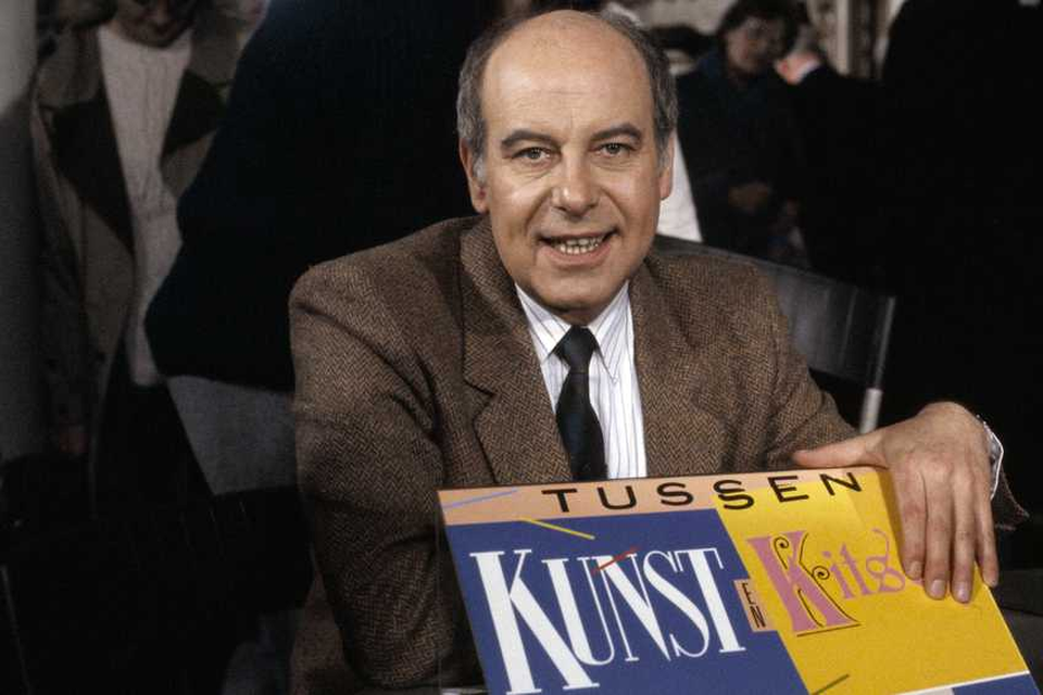 Cees van Drongelen als eerste presentator van het tv-programma Tussen Kunst en Kitsch. 