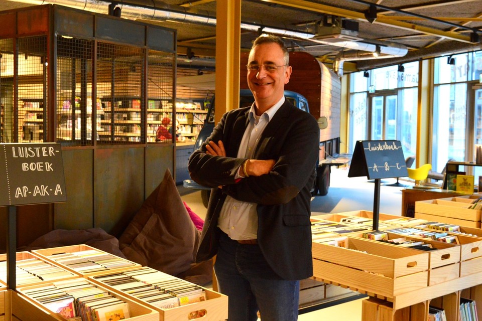 Directeur Ralph Henssen in de nieuwe locatie van de bieb in cultuurcentrum HuB in Kerkrade. 