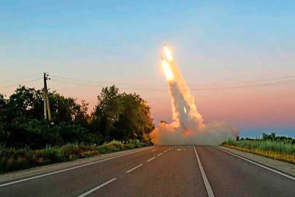 Een HIMARS vuurt zijn raketten af op doelen in Zuid-Oekraïne. 