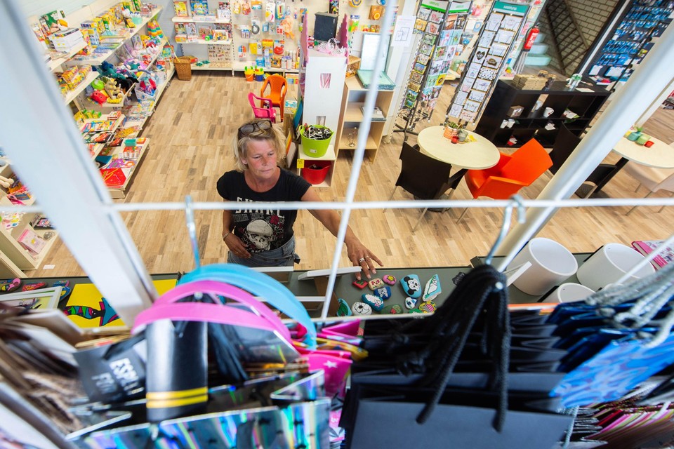 Babette van der Kleij staat nog een paar weken in haar winkel Veur Eederein.