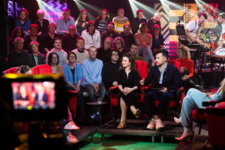 Özcan Akyol en Kitty Herweijer (m) vormen een nieuw duo in ‘Eus’ Boekenclub’.