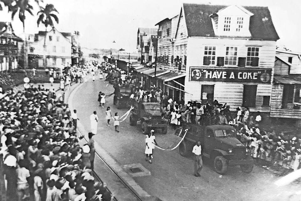 Defilé en feest in Paramaribo bij terugkomst Surinaamse militairen uit Nederlands-Indië, 17-2-1947. 