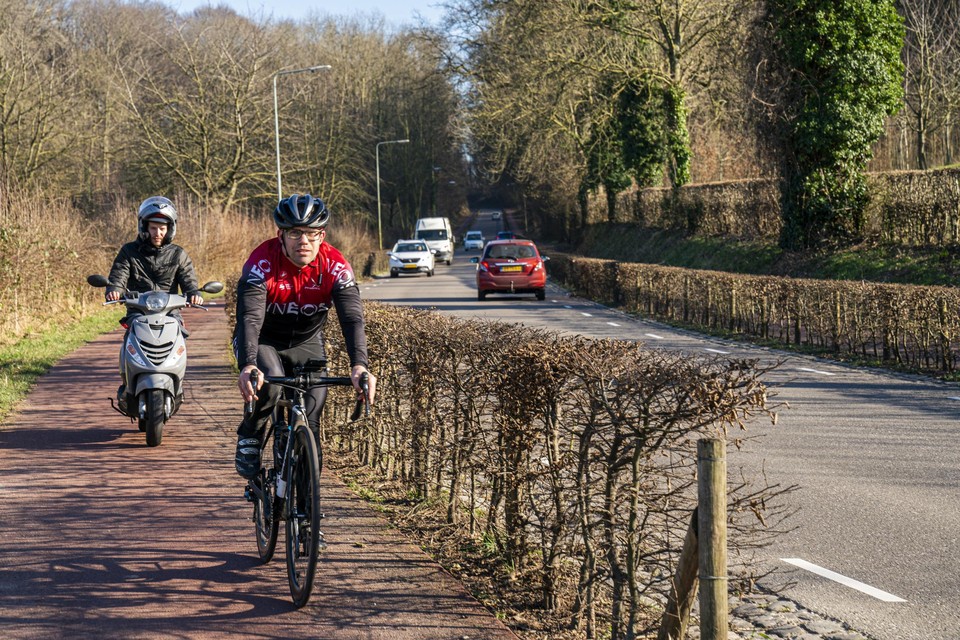 Auto’s, scooters, fietsers: het Heuvelland slibt langzaam dicht.