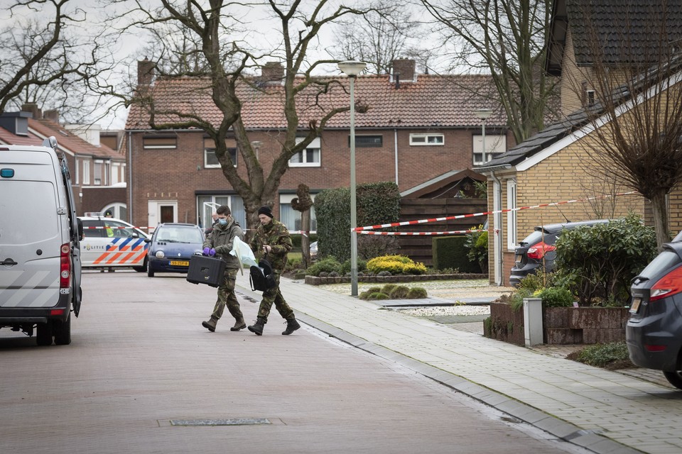 Medewerkers van de Explosieven Opruimingsdienst Defensie (EOD) met de handgranaat die bij de voordeur van misdaadverslaggever Jos Emonts in Neer is aangetroffen. 