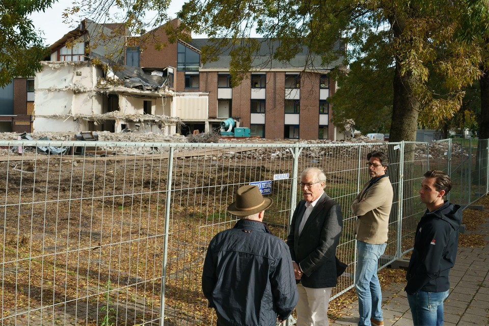 Leden van buurtcomité WijWonen bij het inmiddels grotendeels gesloopte zorgcomplex waar een nieuwe Baenje gaat verrijzen. 