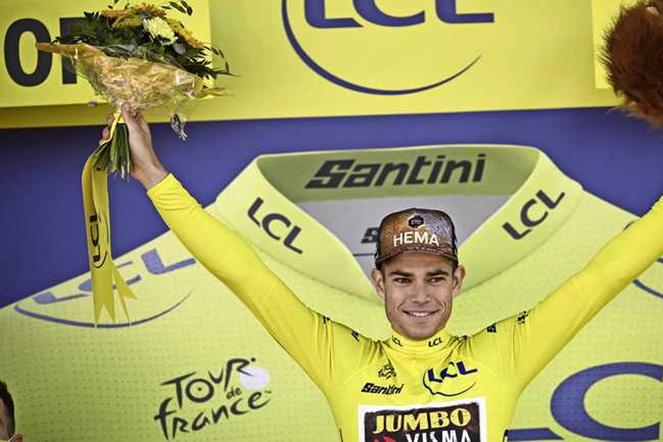 De gele trui zit alleskunner Wout van Aert als gegoten. 