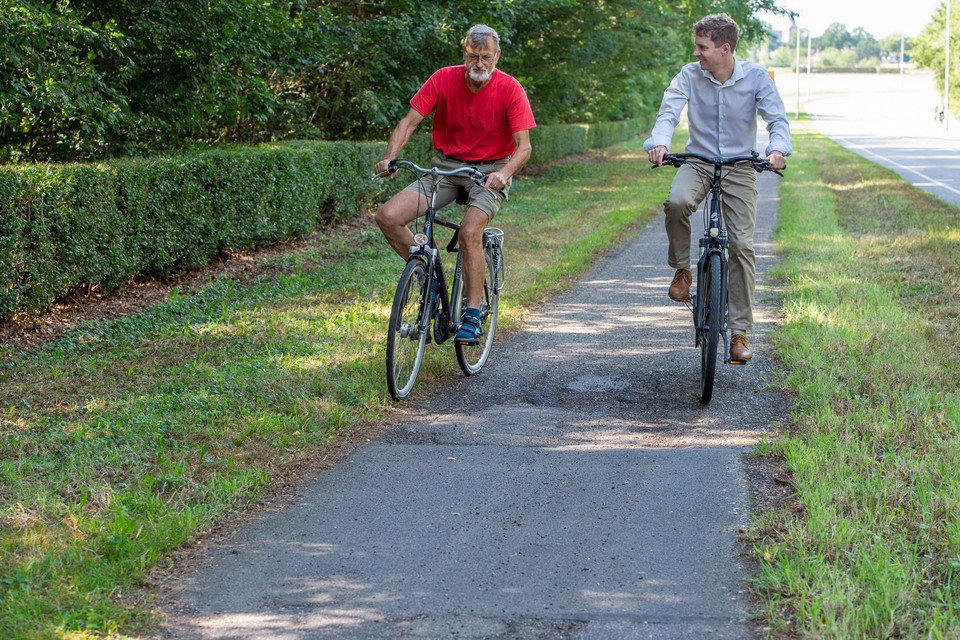 Twee leden van de Fietsersbond ‘testen’ een fietspad in Sittard-Geleen. 