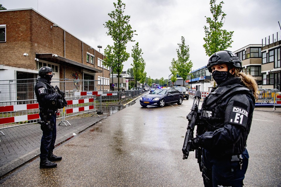 Een beveiligd transport komt aan bij de zwaarbeveiligde rechtbank De Bunker in Amsterdam, voorafgaand aan de inhoudelijke behandeling van het Marengo-proces. 
