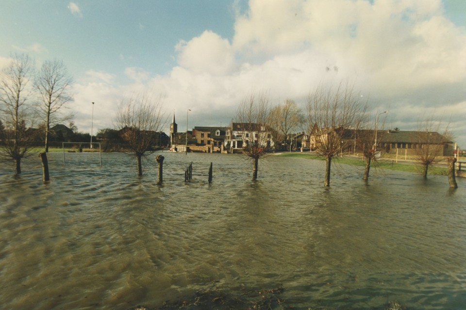 Overstroming van de Maas bij Itteren in 1995. 