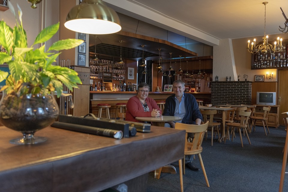 Petra en Paul Feijen in hun café-zaal Wetemans in Leveroy. 