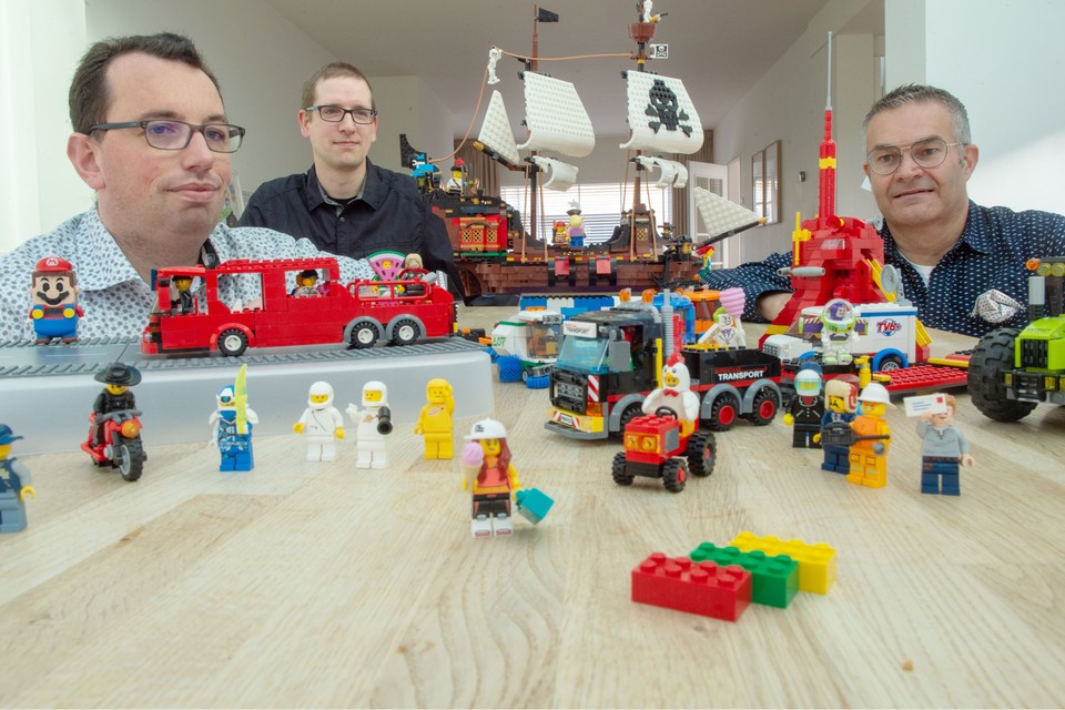 Patrick de Klerk (links), Daan Roozen en Rob Schoonbrood tussen de Lego. 