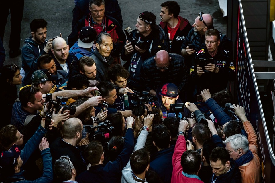Volop aandacht voor Max Verstappen aan het einde van de eerste officiële testdag van het nieuwe Formule 1-seizoen in Barcelona in februari dit jaar. 