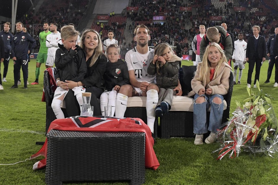 Willem Janssen nam na de laatste thuiswedstrijd in de eredivisie met zijn gezin al afscheid van de supporters van FC Utrecht.  