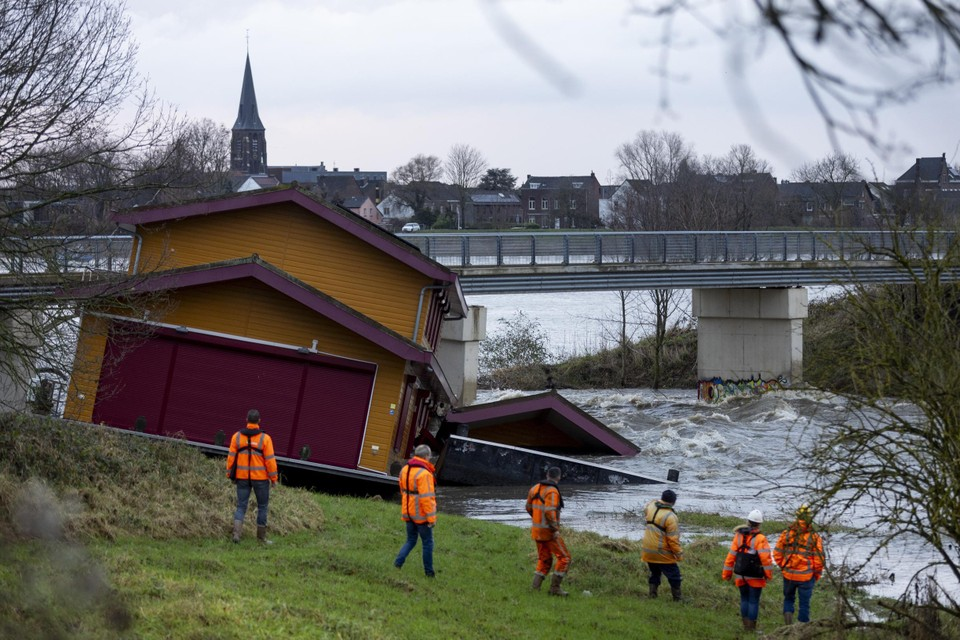 De woonboot brak begin januari los en kwam vast te zitten op de brug over de damweg in Maastricht.