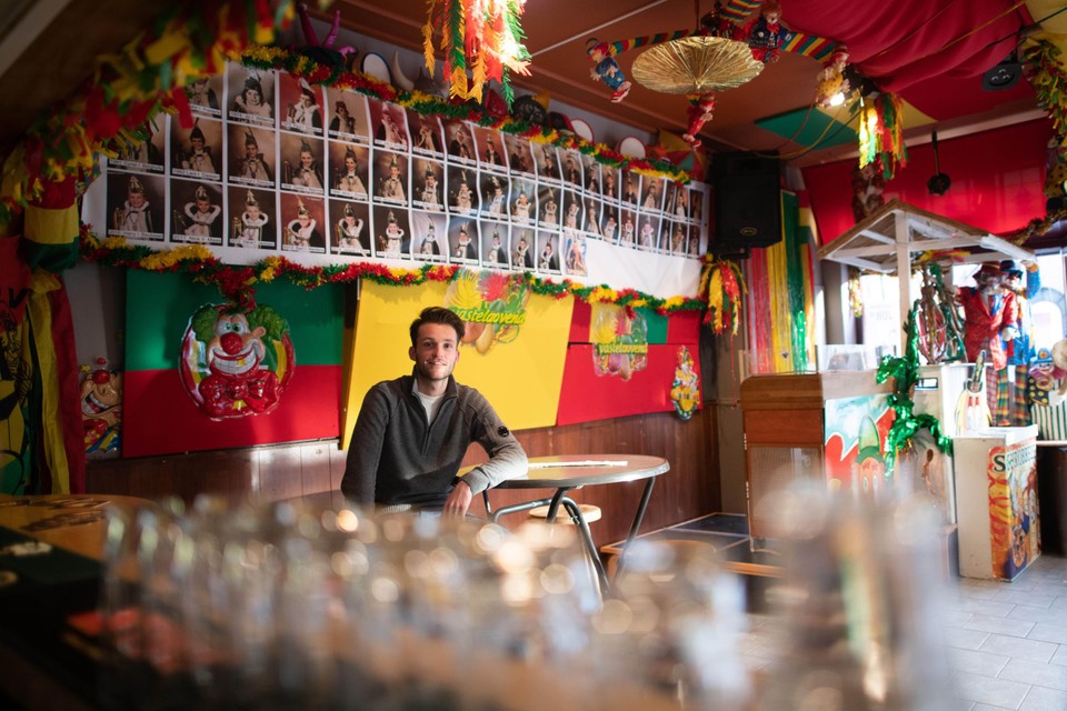 Marciano Steevens in het door hem overgenomen café Oos Heim in Elsloo.