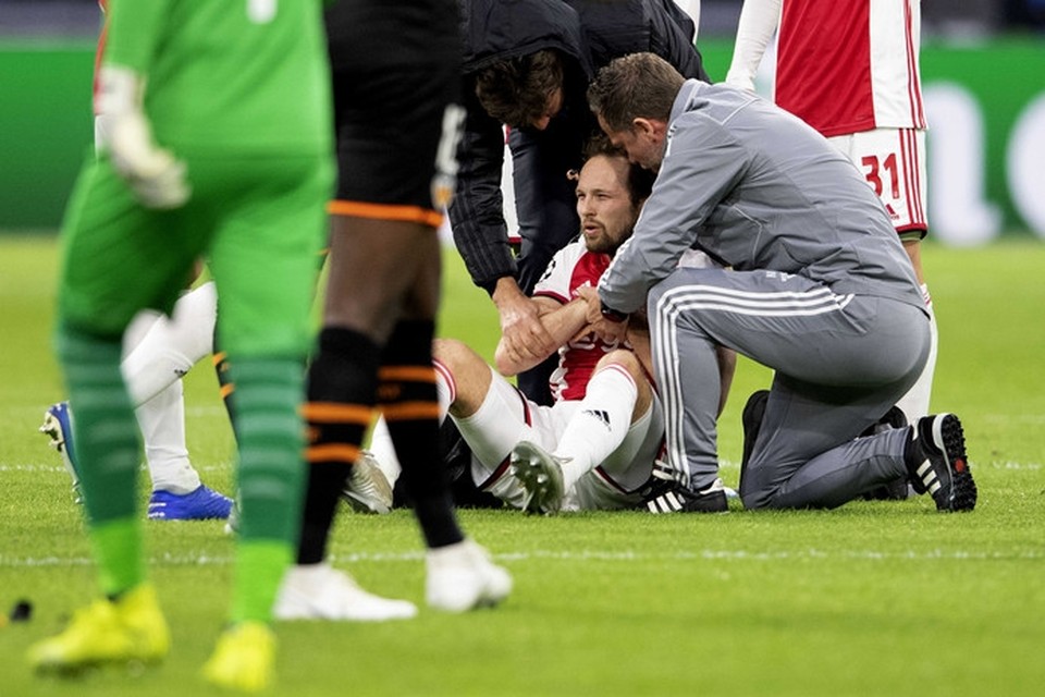 Daley Blind is gaan liggen tijdens de wedstrijd tegen Valencia en wordt behandeld. 