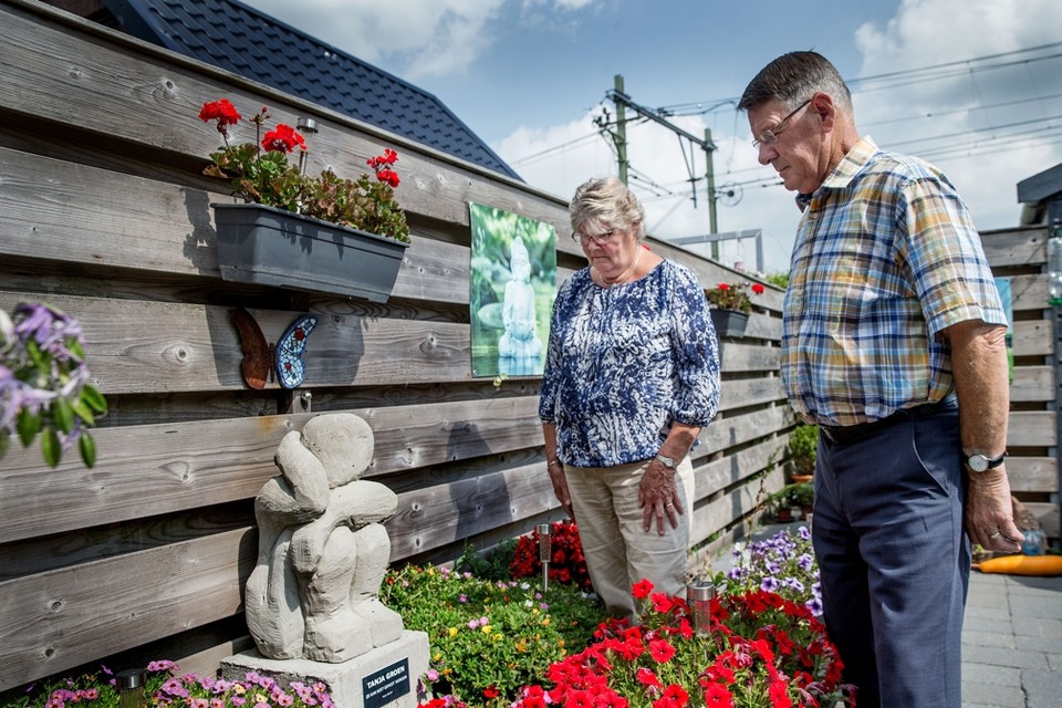 Ouders Corrie en Adrie Groen bij het herdenkingsmonumentje voor hun verdwenen dochter in hun tuin in Schagen. 