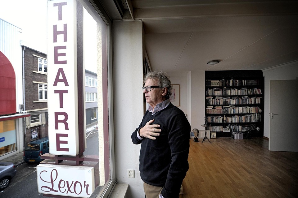 Een foto uit 2010 van Lex Nelissen, boven zijn geliefde Theater Lexor. 