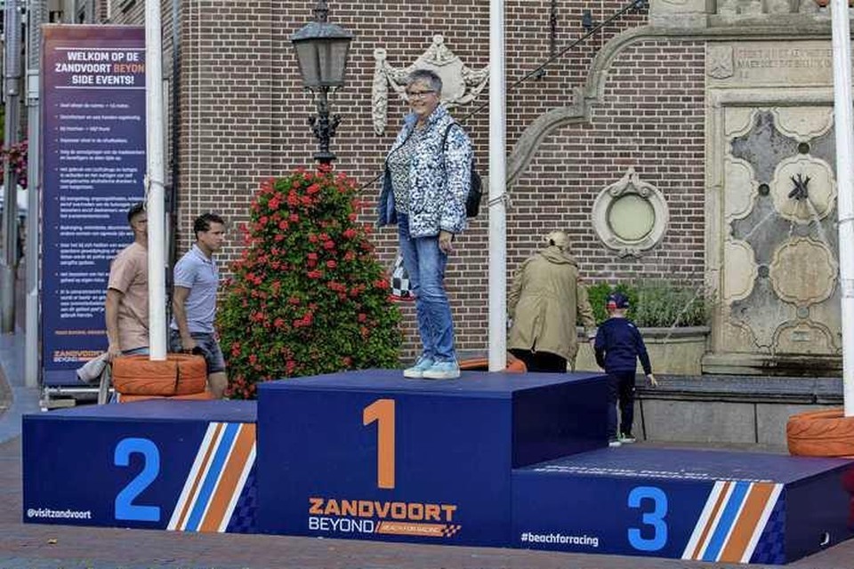Vrolijk poseert Geke Gerrits op het GP-podium in het centrum van Zandvoort. Vanzelfsprekend op het treetje dat heel Nederland voor Max Verstappen in gedachten heeft: het hoogste. 