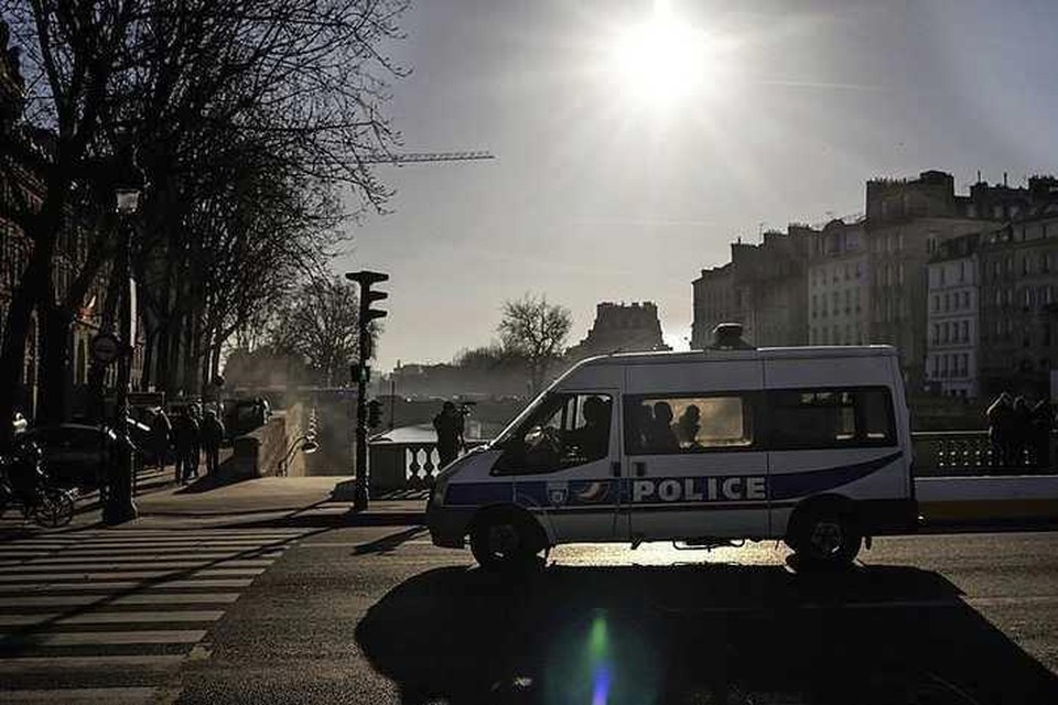Politiepatrouilles in Parijs vanwege het transport van terreurverdachte Salah Abdeslam. 