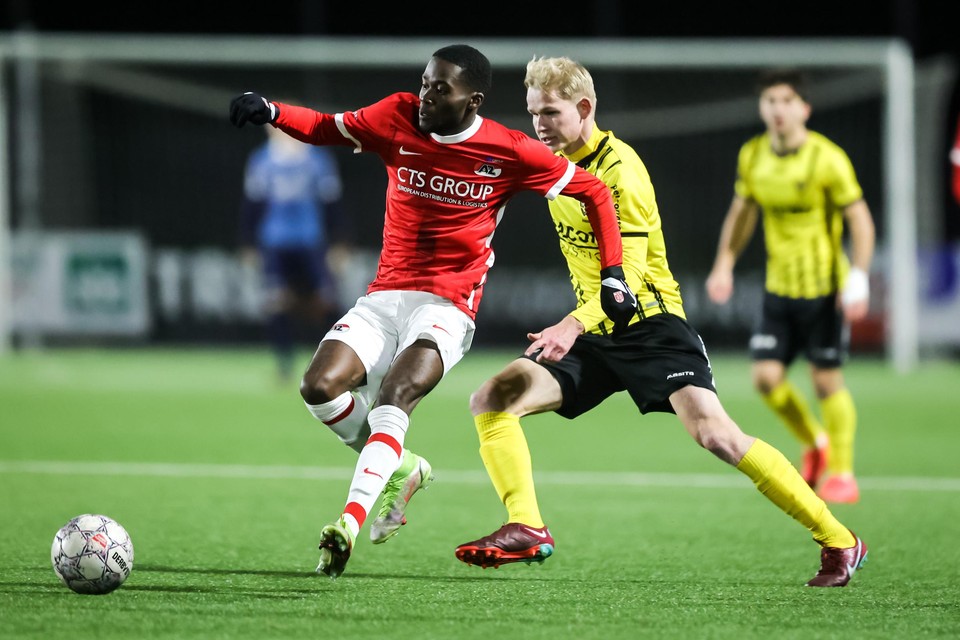 Voormalig AZ-speler Sem Dirks werd helemaal dol gedraaid door zijn oud-teamgenoten.