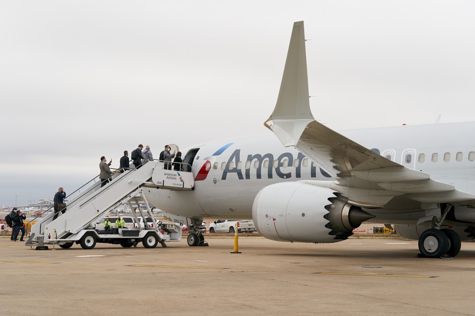 Passagiers stappen aan boord van de Boeing 737 MAX van American Airlines. 