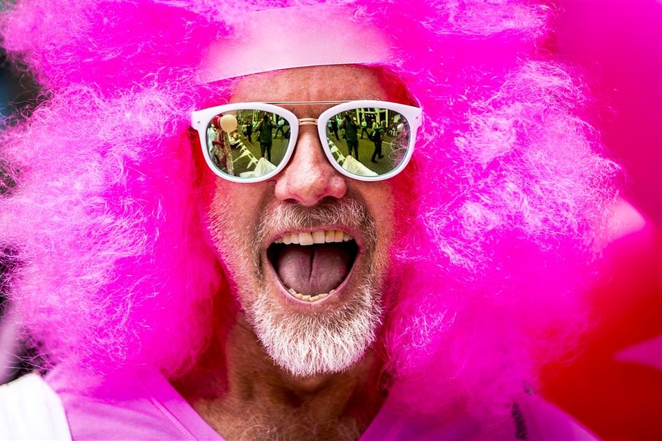 Publiek langs de Prinsengracht in afwachting van de botenparade van de Gay Pride. 