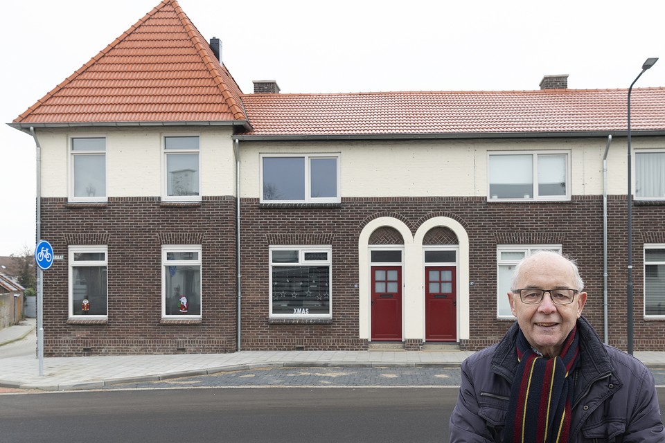 Bouwhistoricus Sjef Maas bij door Jan Stuyt ontworpen arbeiderswoningen uit 1919 in de Sittardse wijk Overhoven, die na een renovatie nu een monumentale status hebben.  