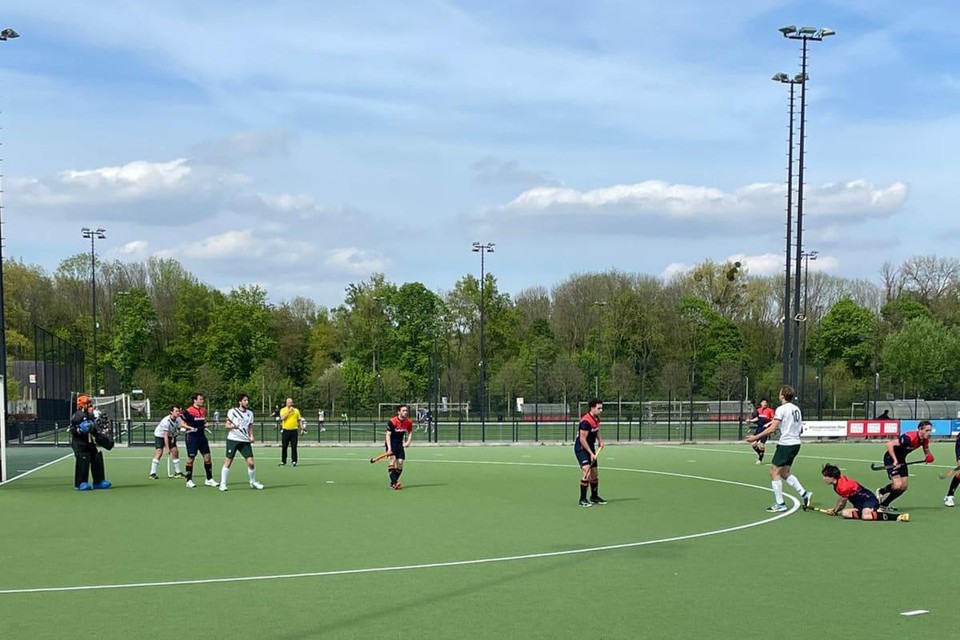 Maastricht en Scoop in actie in de Zuid-Limburgse derby.