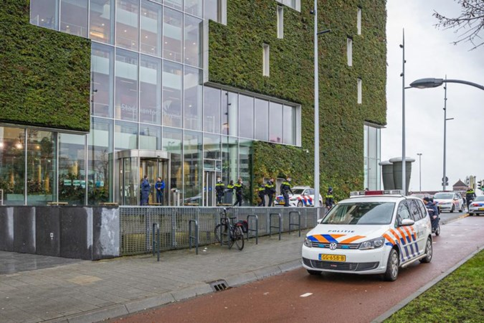 De politie is aanwezig bij het stadskantoor in Venlo, 2 februari 2022. 