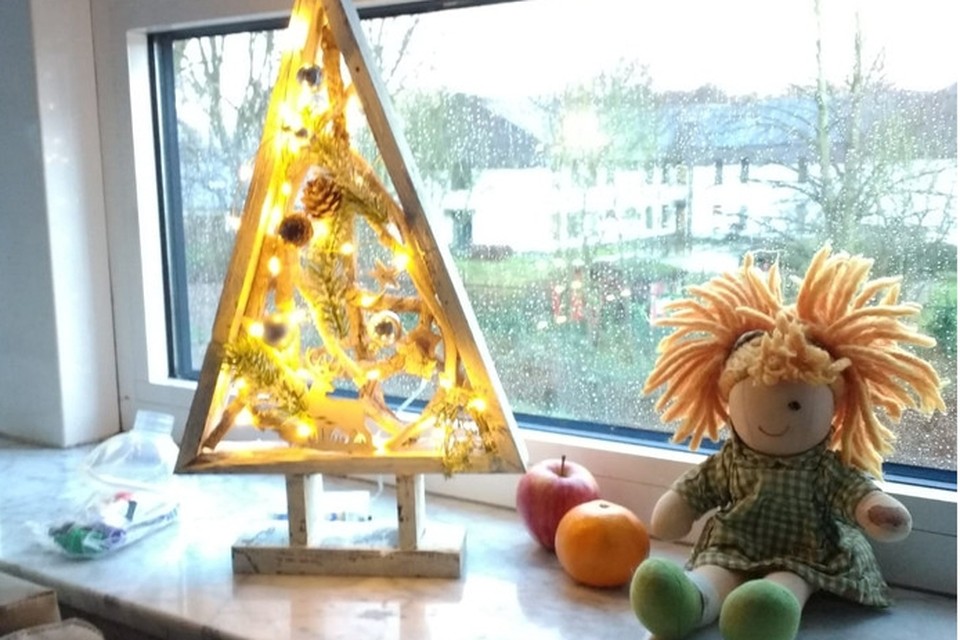 Vader Benny Kruisselbrink nam een houten kerstboompje mee naar het ziekenhuis in Antwerpen om de kamer van zijn dochter nog ‘een beetje gezellig’ te maken tijdens kerst. 