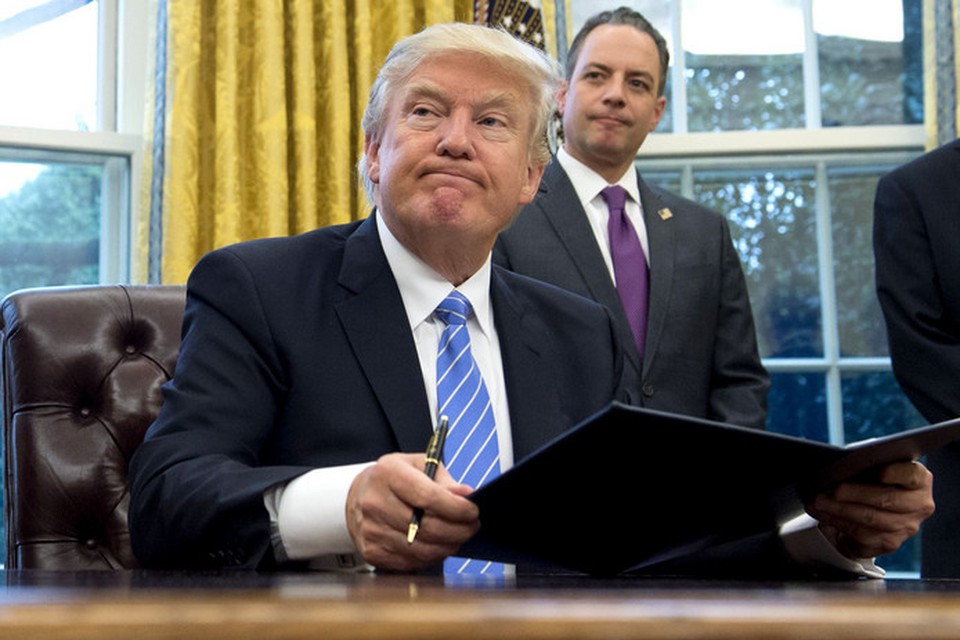 President Donald Trump tekent een decreet 