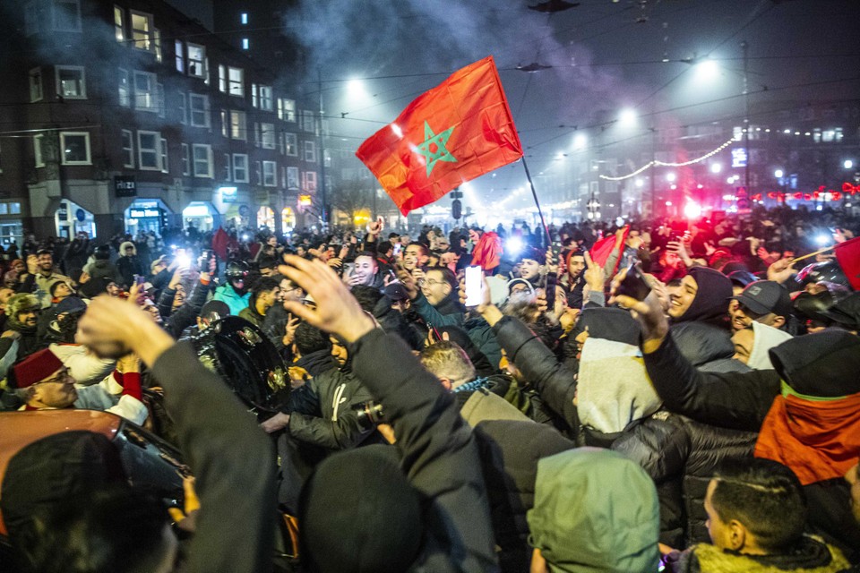 Op het Mercatorplein zijn zaterdagavond honderden mensen op de been om de overwinning van Marokko op Portugal te vieren. 