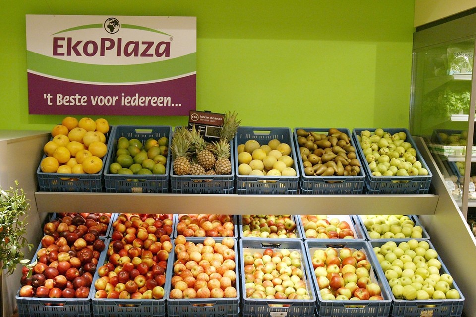 Winkels als EkoPlaza zijn gespecialiseerd in biologische producten. De meeste biologische waar wordt in supermarkten verkocht waar onder meer eieren en melk het goed doen. 
