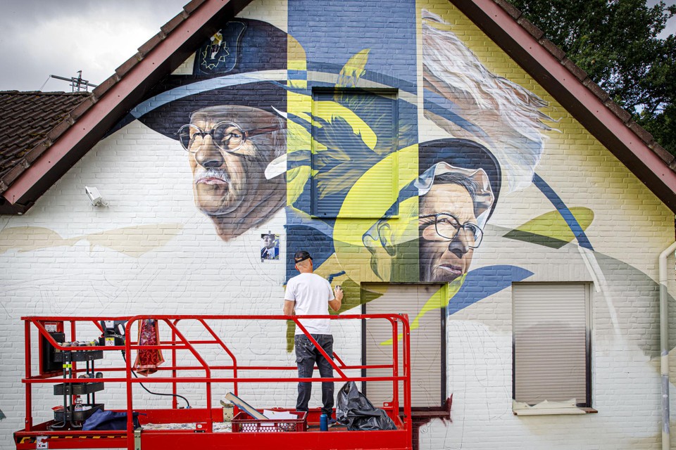 Graffitikunstenaar Marcus Debie aan het werk in Stevensweert. 