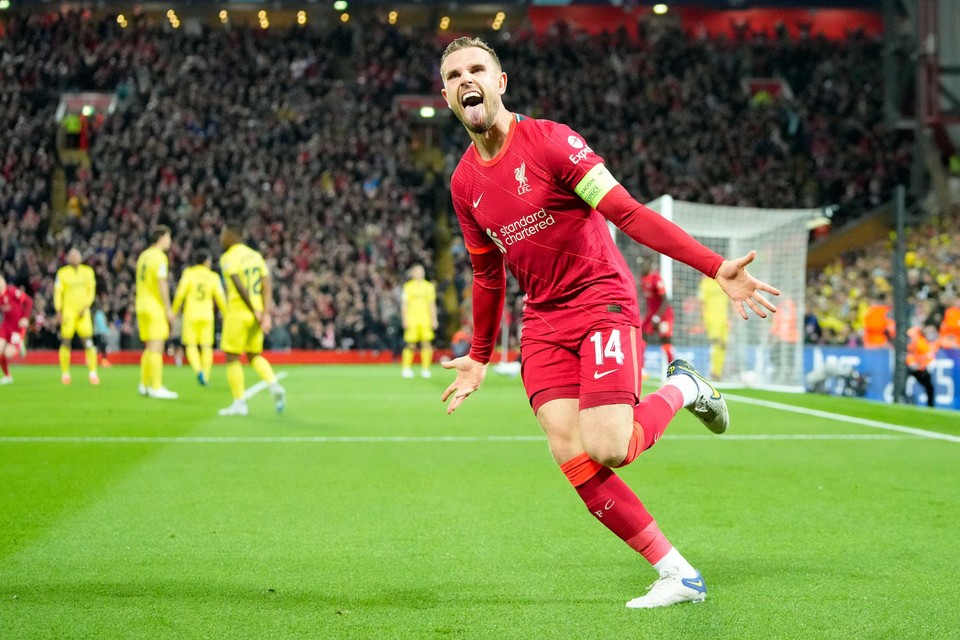Vreugde bij Liverpool-aanvoerder Jordan Henderson. Zijn inzet werd door Estupinan van Villarreal  van richting veranderd en verdween in de goal.  