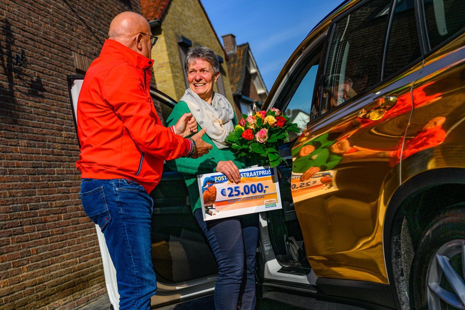 Tiny ontving een cheque en een gloednieuwe auto.