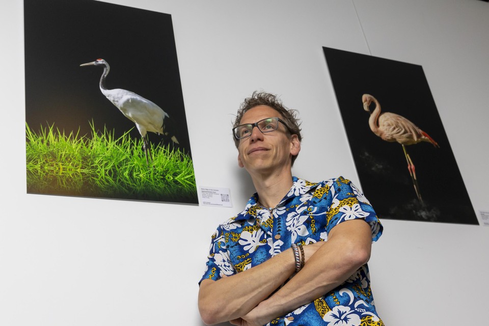 Fotograaf Guido Heijnen bij twee van zijn bijzondere dierenportretten. 