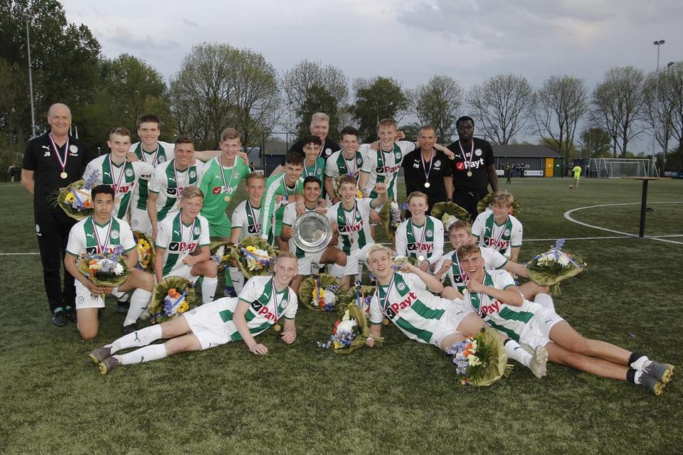 Milan de Koe (achteraan, derde van rechts) werd in 2019 landskampioen met FC Groningen onder-17. 