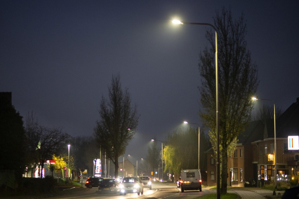 Straatlantaarns met ledlampen verlichten de hoofdstraat van het gehucht Windraak bij Munstergeleen. 
