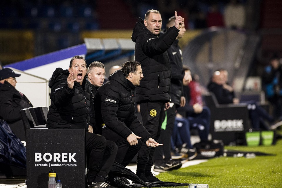 Remond Strijbosch (staand) beleefde tegen Willem II een teleurstellende vuurdoop als interim-hoofdcoach van Roda JC.