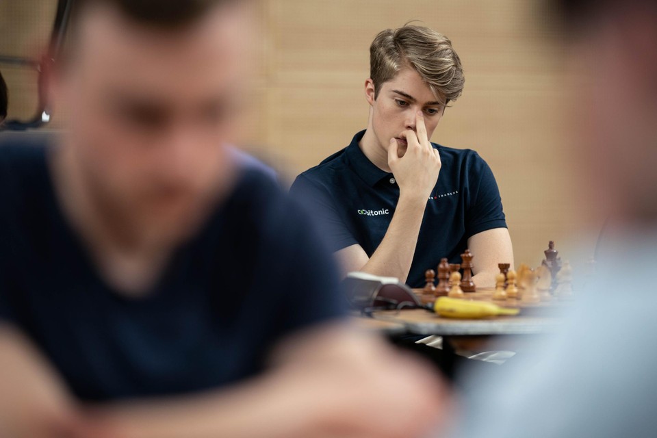 Max Warmerdam denkt na tijdens een partij op het Limburg Open schaken. 