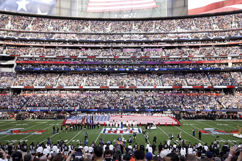 De Super Bowl is veel volkslied, veel vlag en veel saluut naar legermensen.